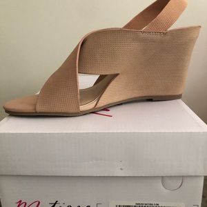 Women’s Matisse wedge shoe size 8.5 tan.
